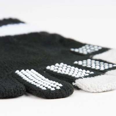 Kisfiad kedvenc Real Madrid kesztyűje