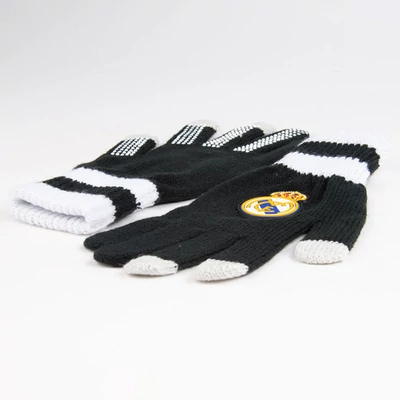 Kisfiad kedvenc Real Madrid kesztyűje