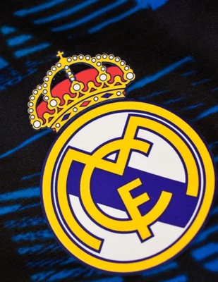 Fergeteges sötétkék Real Madrid edzőmez