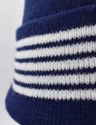 Real Madrid fehér, csíkos, téli kisgyermek sapkája