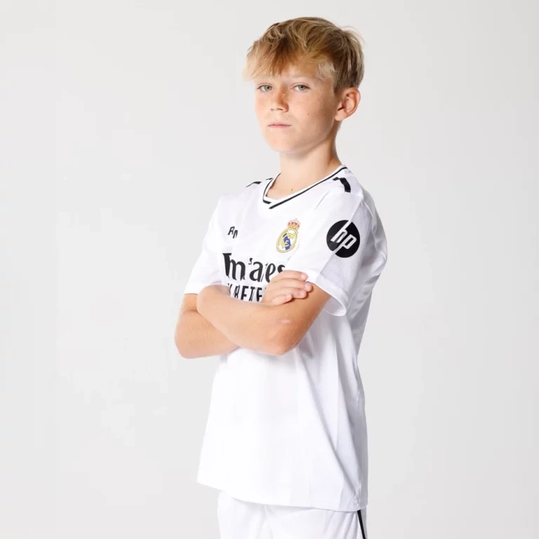 Real Madrid 2024-25 prémium gyerek szurkolói mez szerelés, replika - Vini Jr. 7 - 14 éves